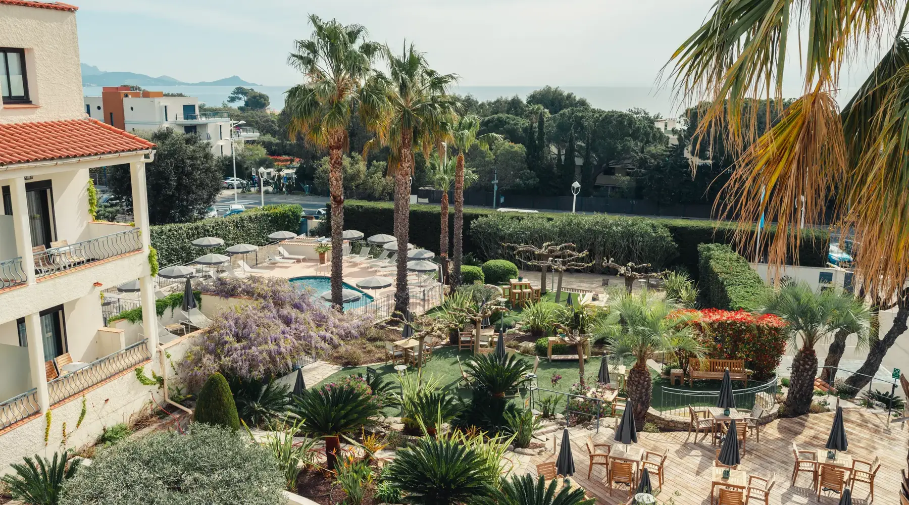 Tuin en terras van Hotel Le Catalogne