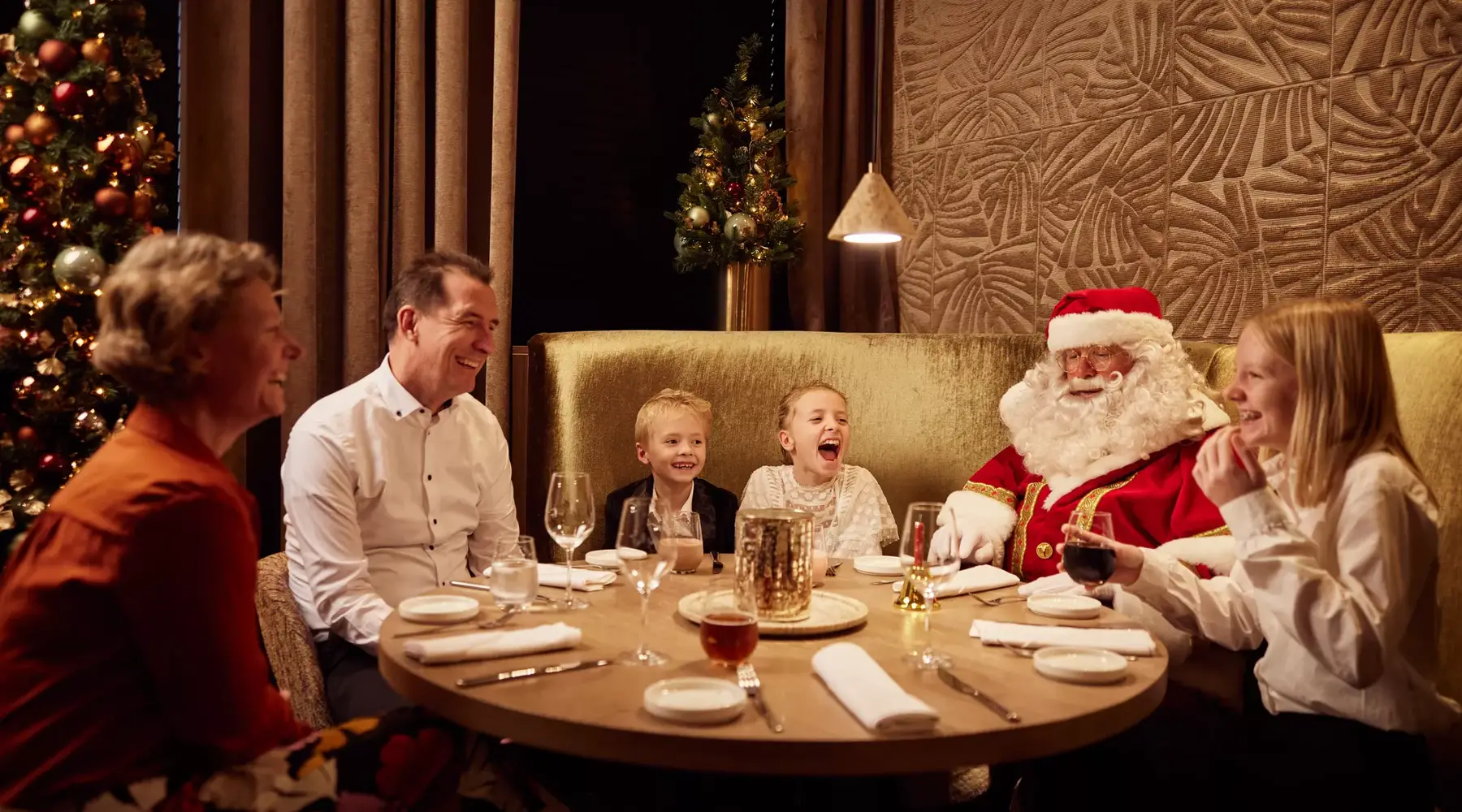 Père Noël avec la famille à table
