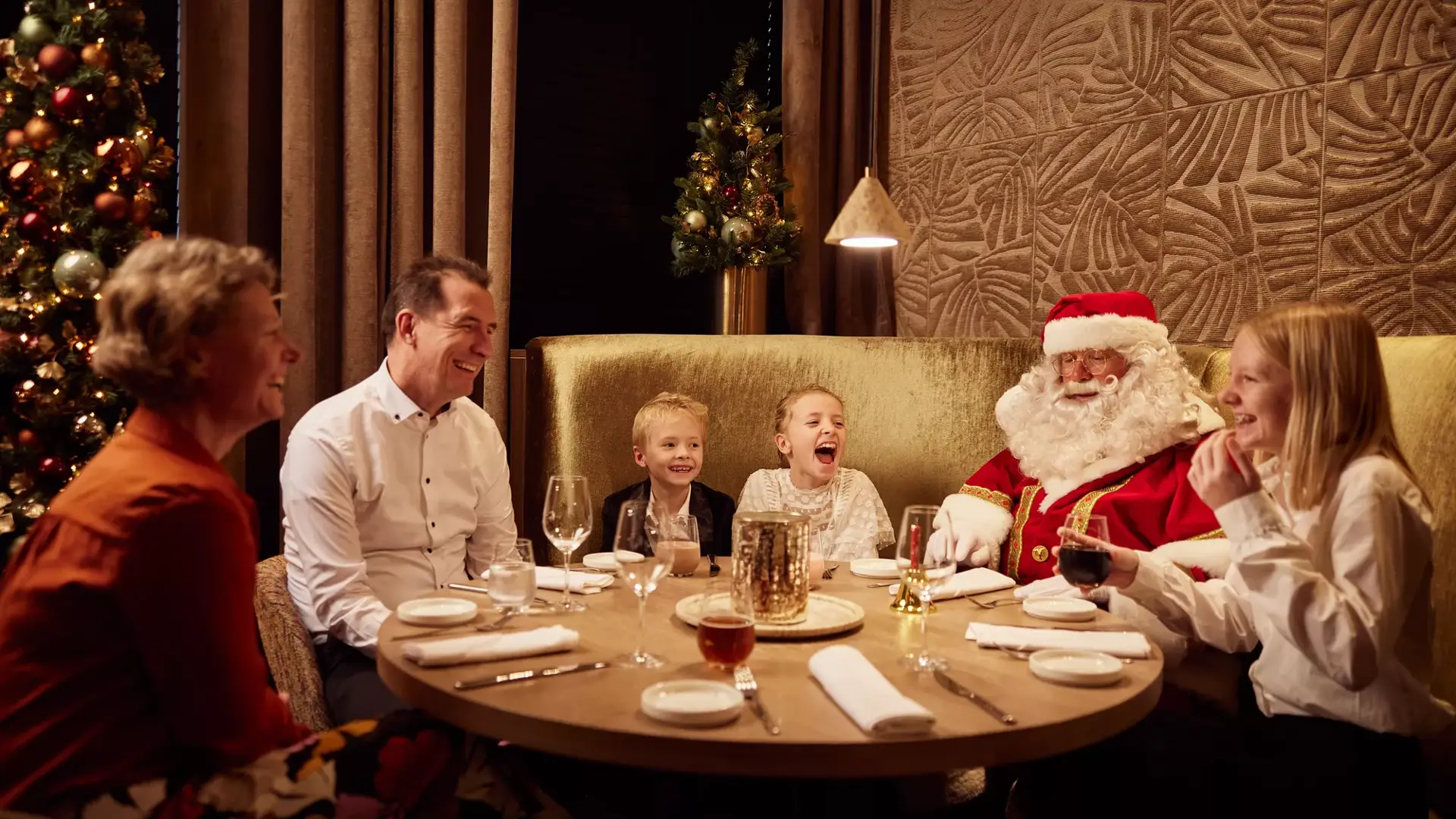 kerstman en kinderen aan tafel