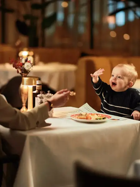 Enfant au restaurant