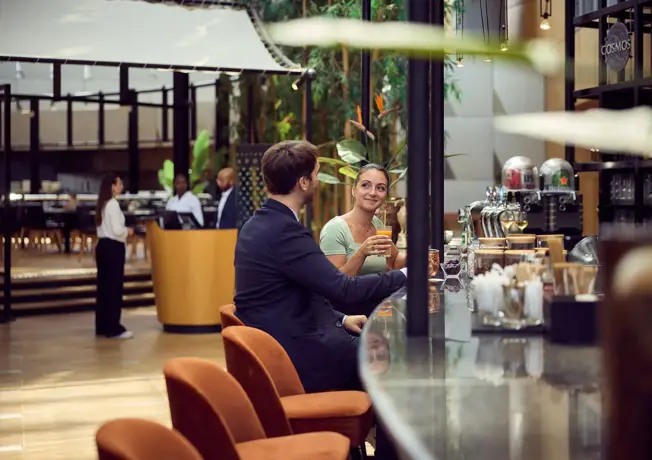 Des gens qui boivent au bar