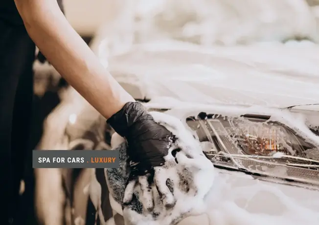 Foto van een auto die wordt gewassen met de hand