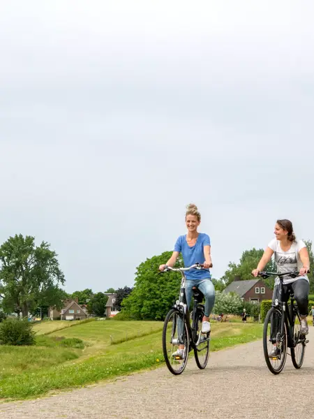Frauen radeln in Zutphen entlang der IJssel.