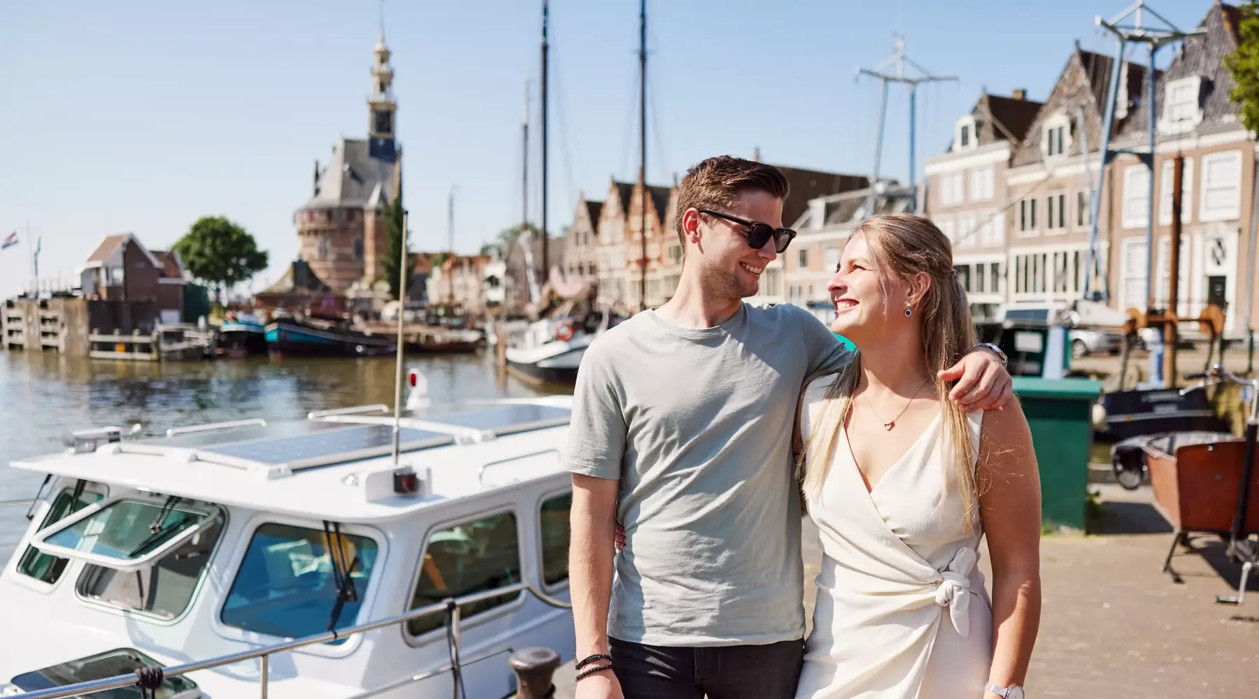 Man en vrouw lopen in Hoorn