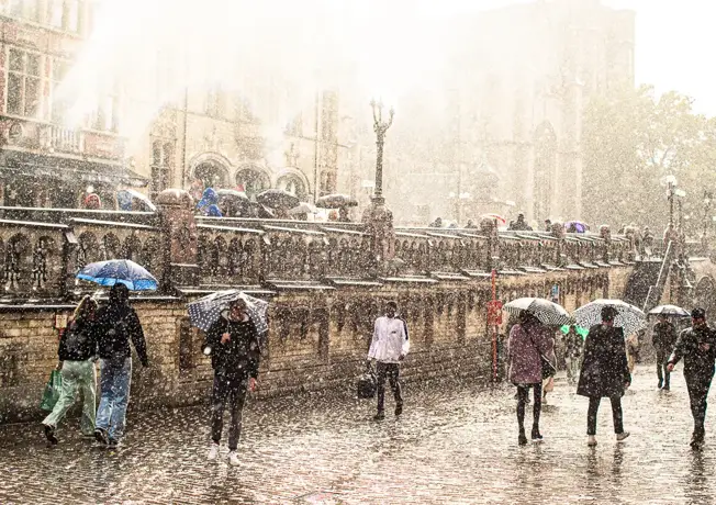 Frau, die im Frühling am Wasser in Gent auf Geschäftsreise radelt