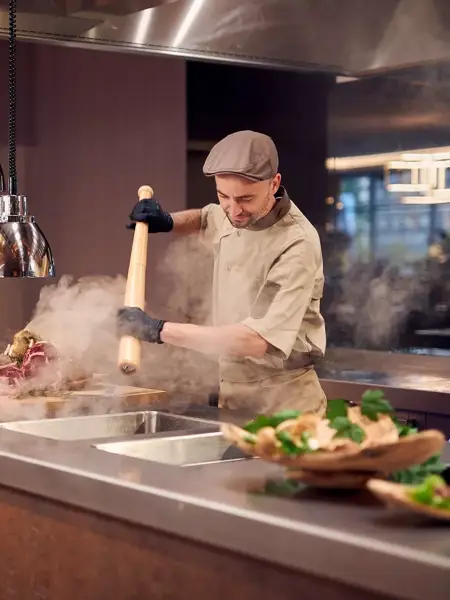 Koch bei Live-Cooking