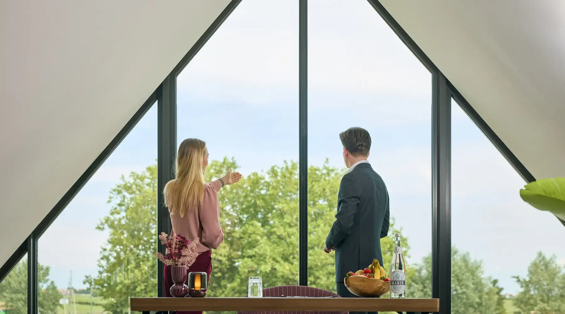 Un commercial accompagne un client d'affaires à travers l'hôtel.