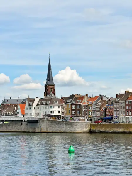 Aussicht auf den Fluss und das Zentrum von Maastricht