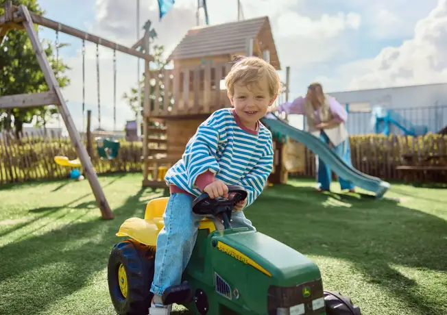 Vrouw met kind in de kinderhoek