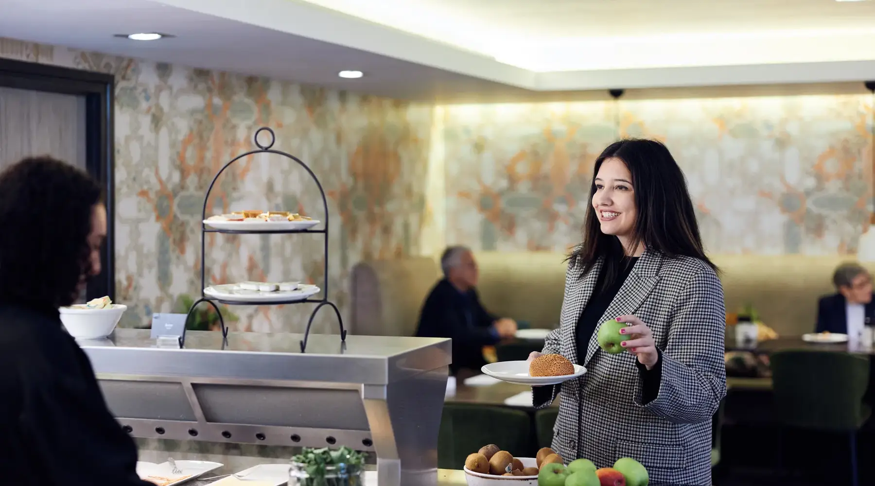 Dames bij het buffet van Hotel Drachten