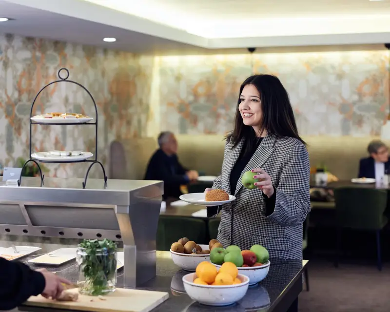 Damen am Buffet im Hotel Drachten