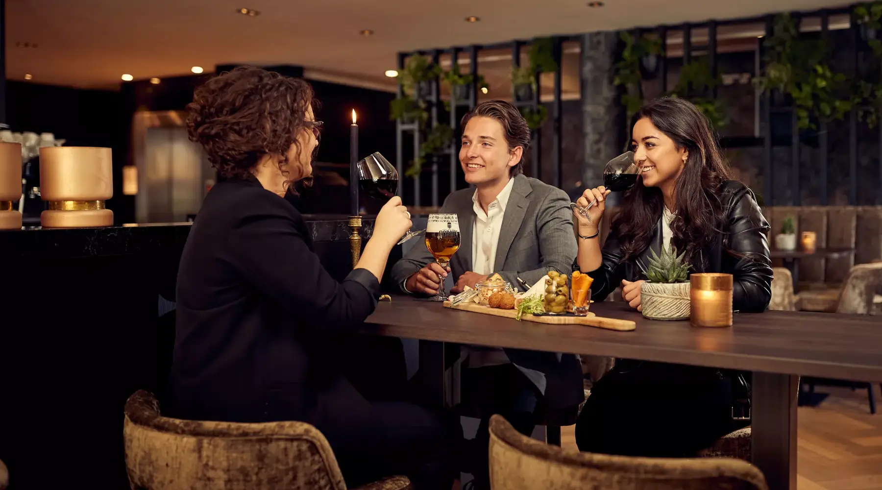 Prendre un verre au bar de l'hôtel