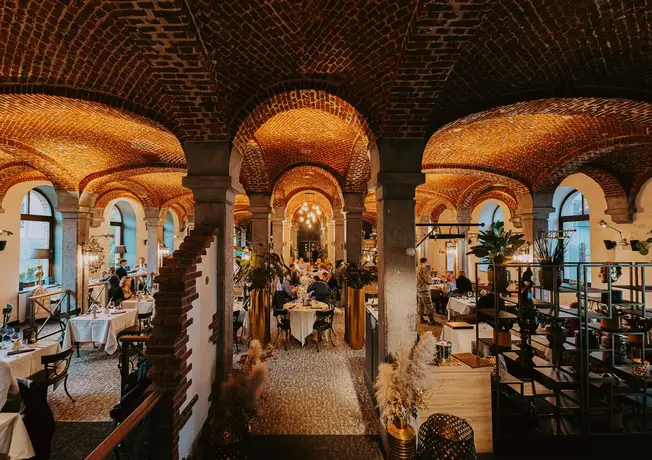 Interieur mit wunderschönen alten Gewölben im Restaurant des Hotels Waterloo