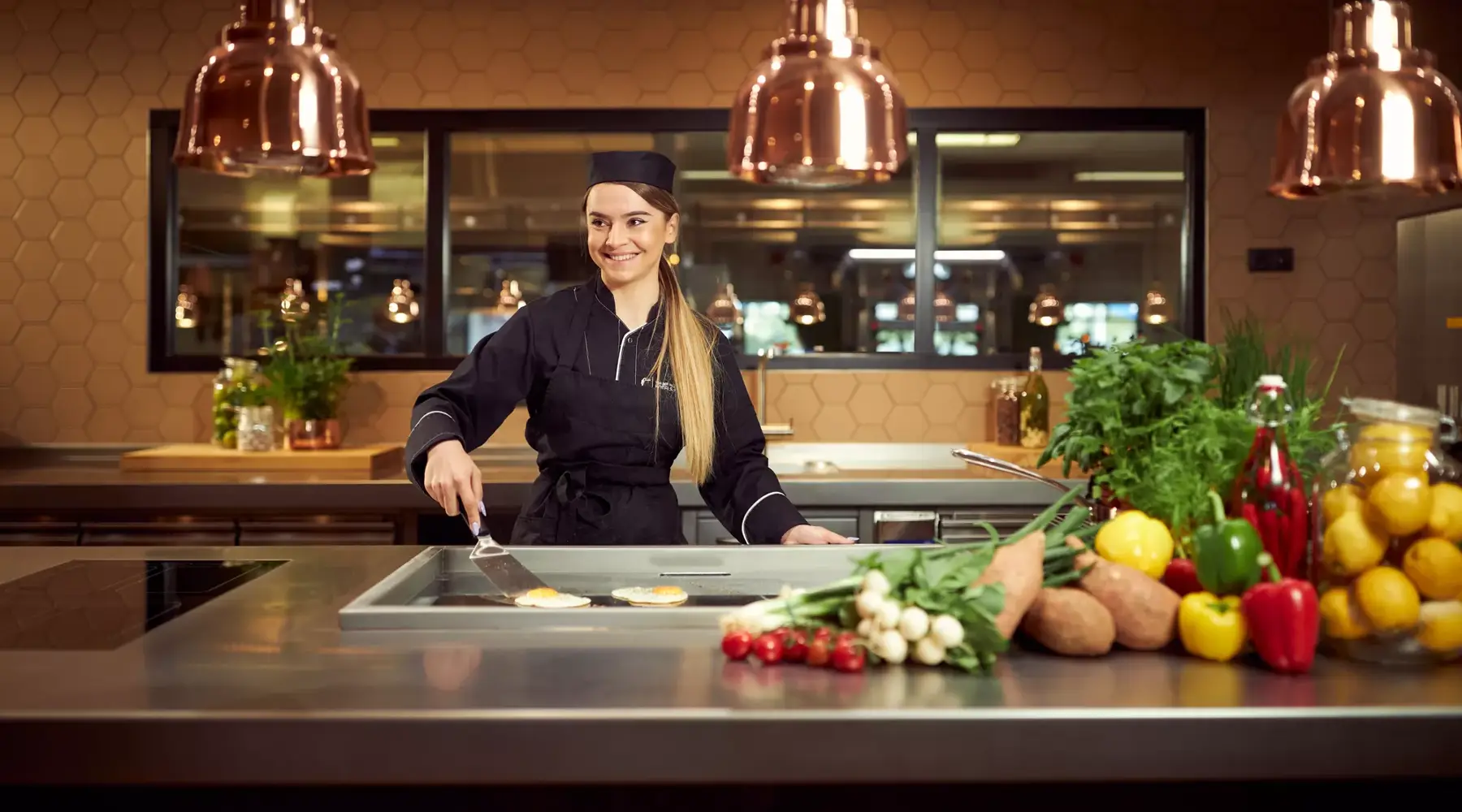 Kok bereidt eten 