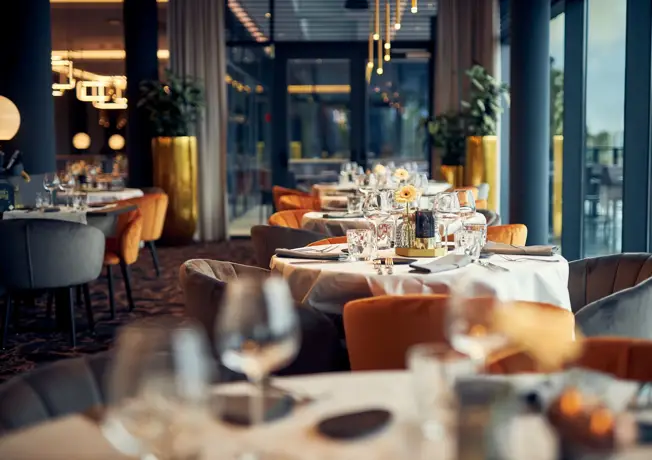 Detail van de elegante tafelsetting in het restaurant van Van der Valk Nivelles-Sud, sfeervolle en moderne ambiance.