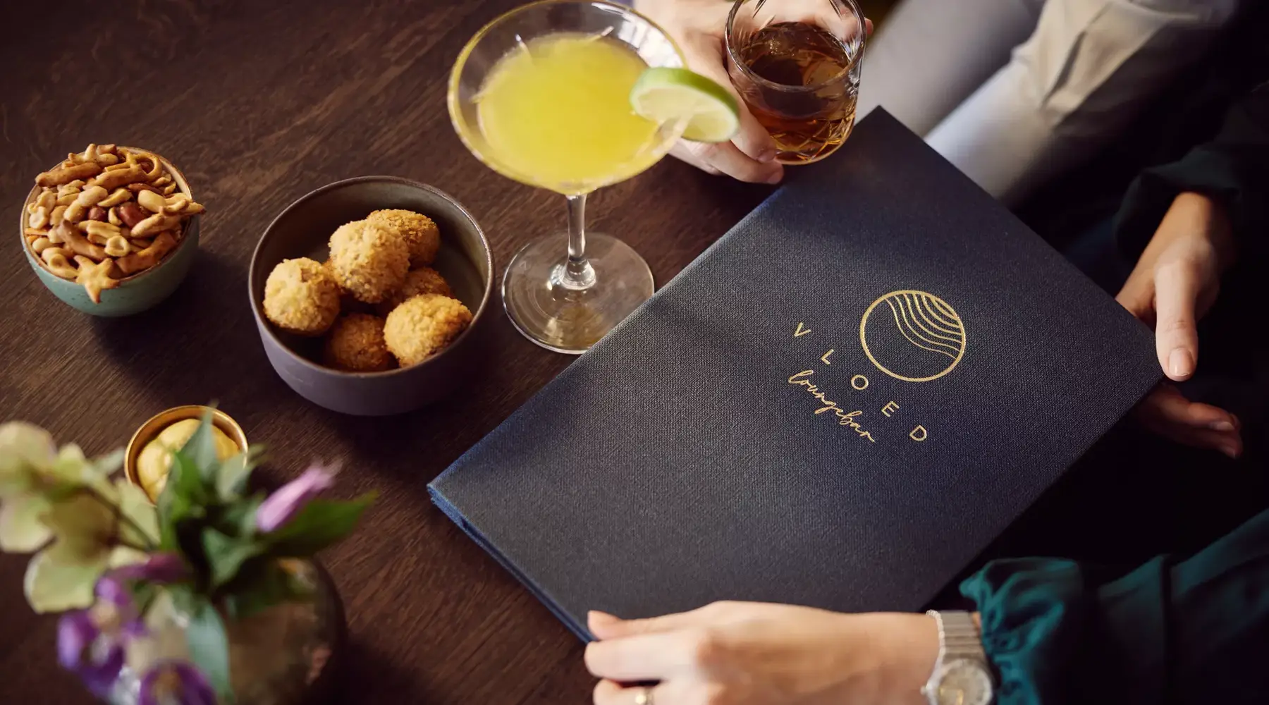 Menukaart van Vloed Loungebar op tafel