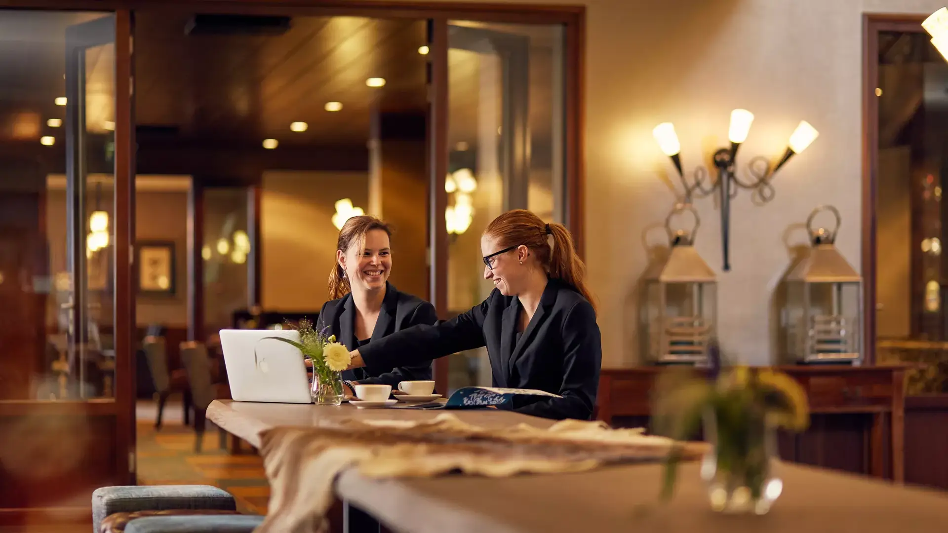 Frauen besprechen sich zusammen am Tisch