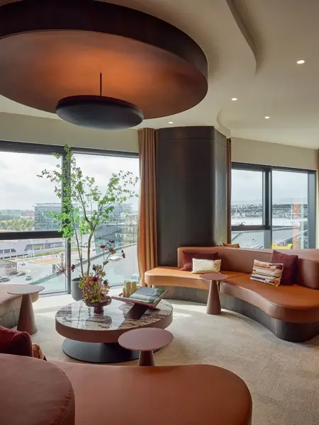Moderne Lounge für Meetings und Veranstaltungen im Van der Valk Hotel Gent mit Panoramablick.