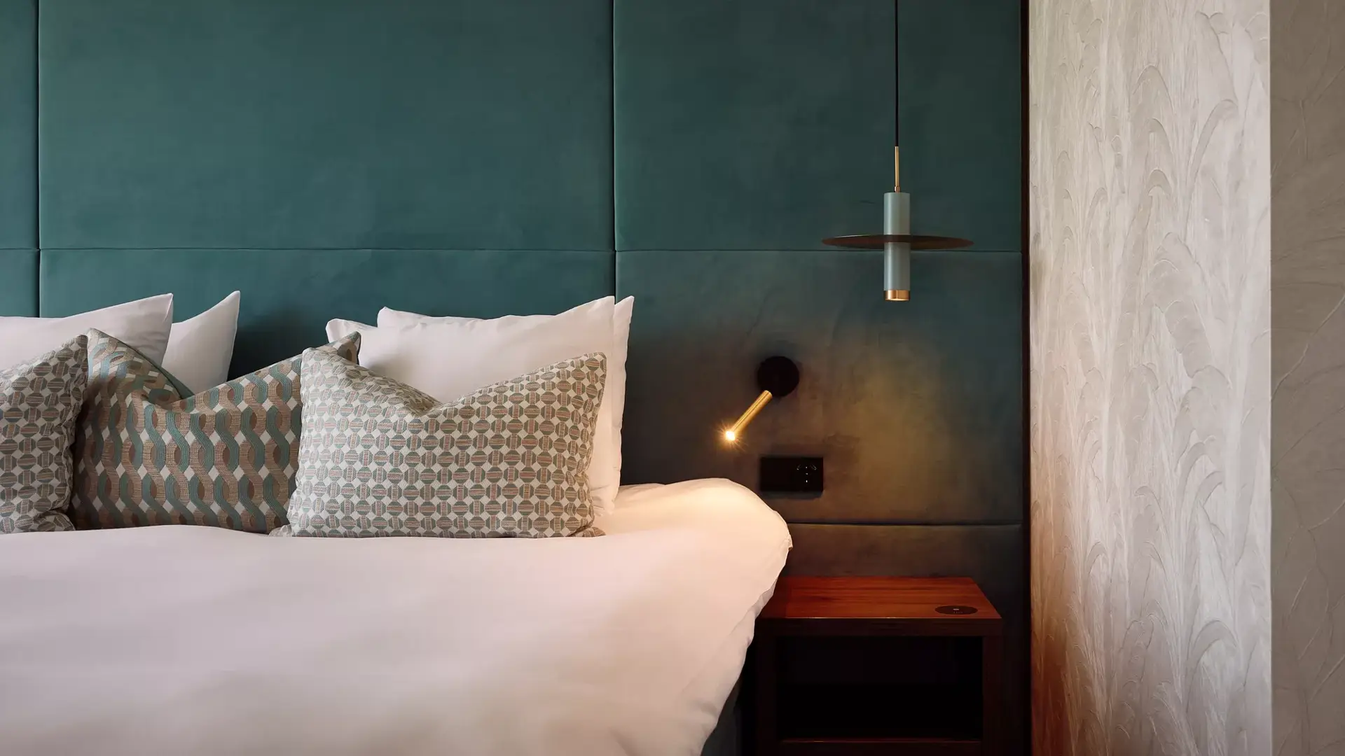 Kussens en dekens van een bed in hotel