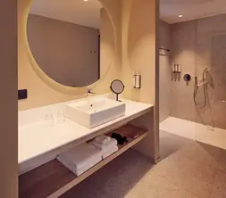 Spacious bathroom in Hotel Gent