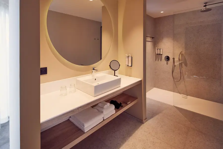 Salle de bains spacieuse à l'hôtel Gent