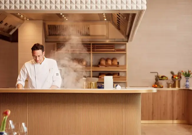 Gib das Frühstücks-Croissant weiter