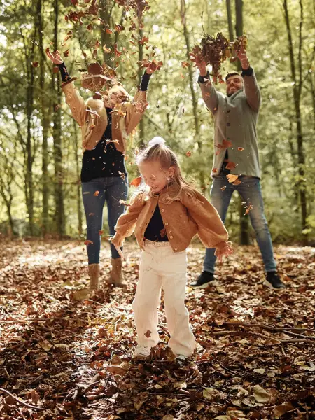 Familie im Wald