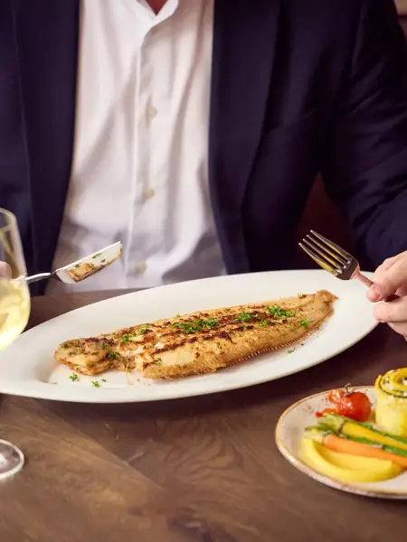 Zeetong eten in restaurant vloed