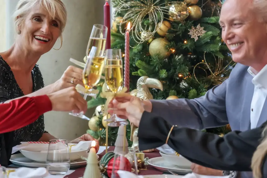 Portez un toast lors d'un dîner de Noël festif au Van der Valk Hotel Hoorn.