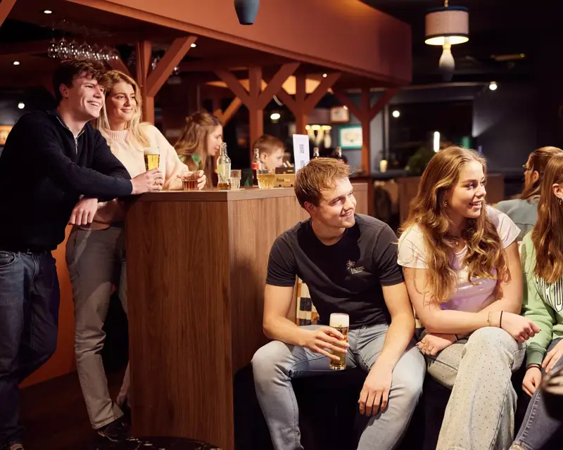Familie auf der Bowlingbahn