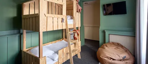 Speelse kinderslaaphoek met stapelbed en junglethema in de familiekamer van Van der Valk Hotel Leusden-Amersfoort