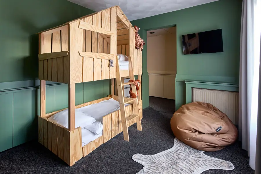 Espace de couchage ludique pour enfants avec lit superposé et thème jungle dans la chambre familiale de l'hôtel Van der Valk à Leusden-Amersfoort