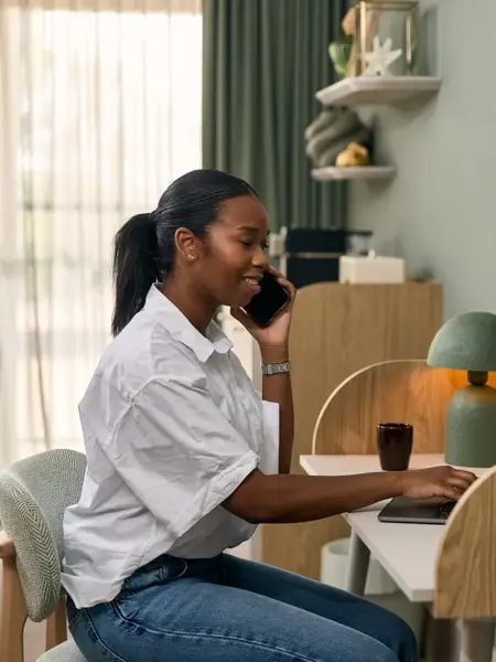 Ein Mann arbeitet in einem Hotelrestaurant an seinem Laptop