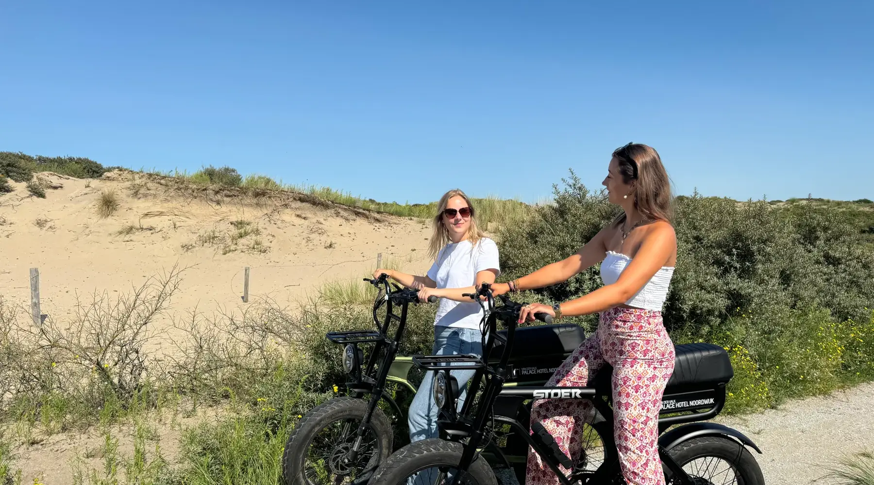Foto von zwei Mädchen auf einem Fatbike. 