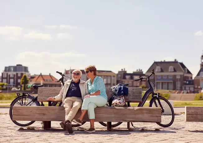 Twee senioren zitten op een bankje