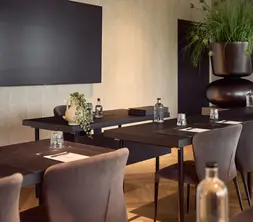 schoolopstelling voor opleidingen in zaal Gravensteen tot 20 personen in Gent