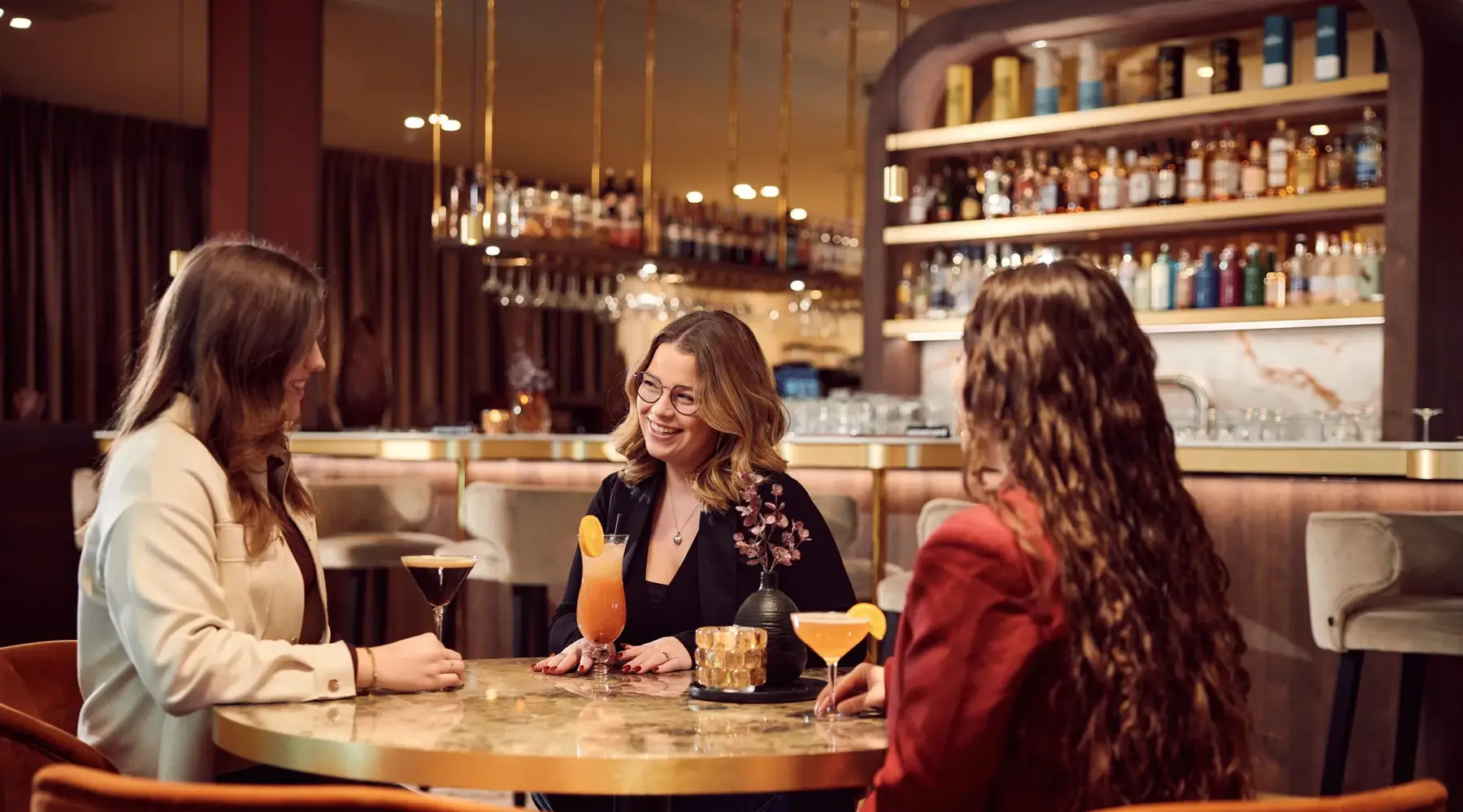 Drei Mädchen in der Bar Loev