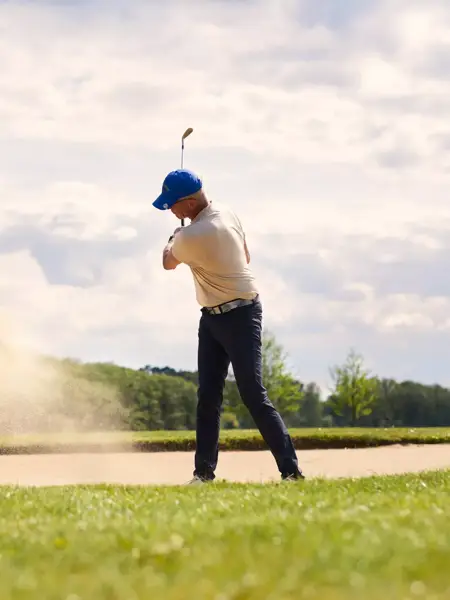 Un homme joue au golf