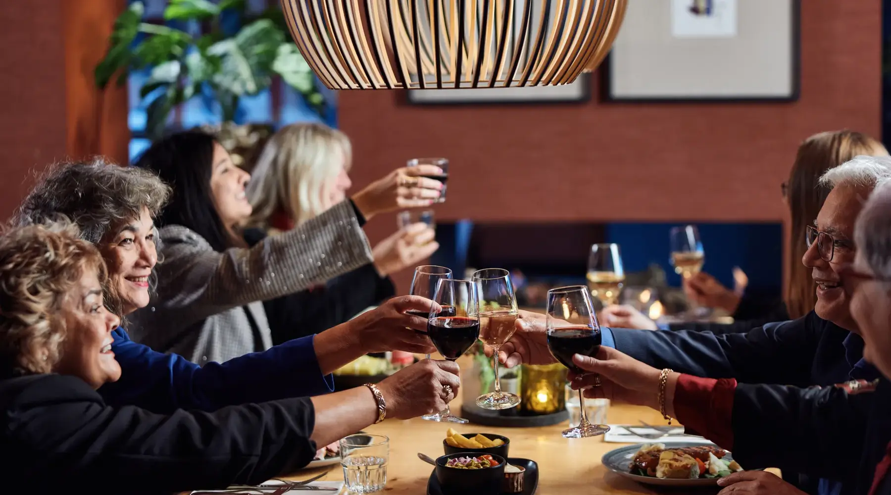 Familie proosten aan tafel