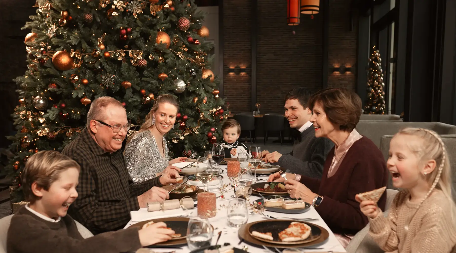 Familie geniet samen van een feestelijk kerstdiner bij Van der Valk Hotel Hoorn.