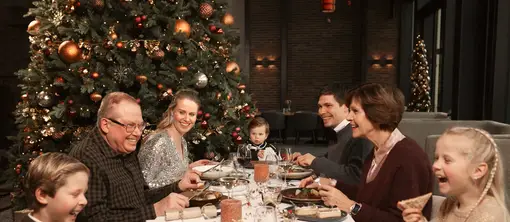 La famille partage un joyeux dîner de Noël à l'hôtel Van der Valk de Hoorn.