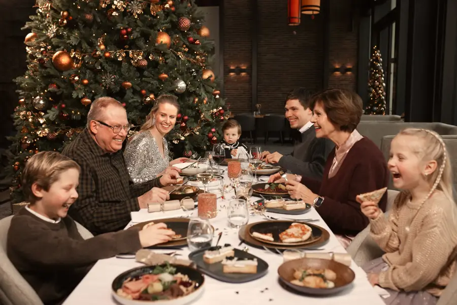 La famille partage un joyeux dîner de Noël à l'hôtel Van der Valk de Hoorn.