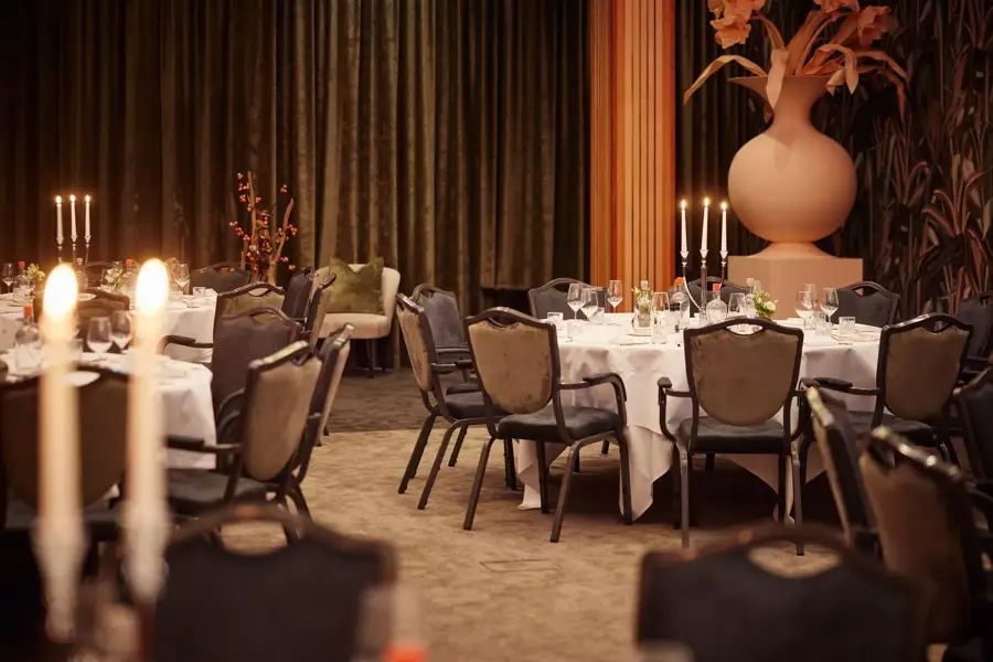 Vergaderzaal Tulp 6-7 ingedekt in dineropstelling