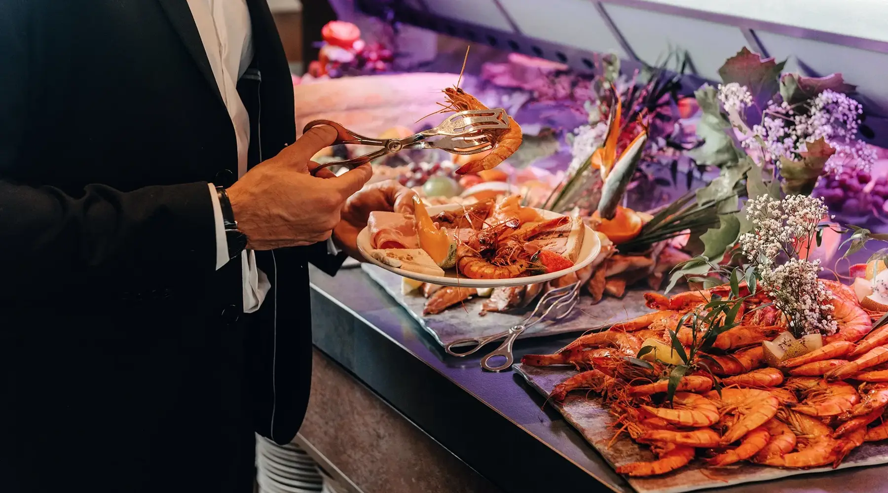 Client se servant au buffet à volonté du restaurant Van der Valk Nivelles-Sud, illustrant le large choix de plats frais.
