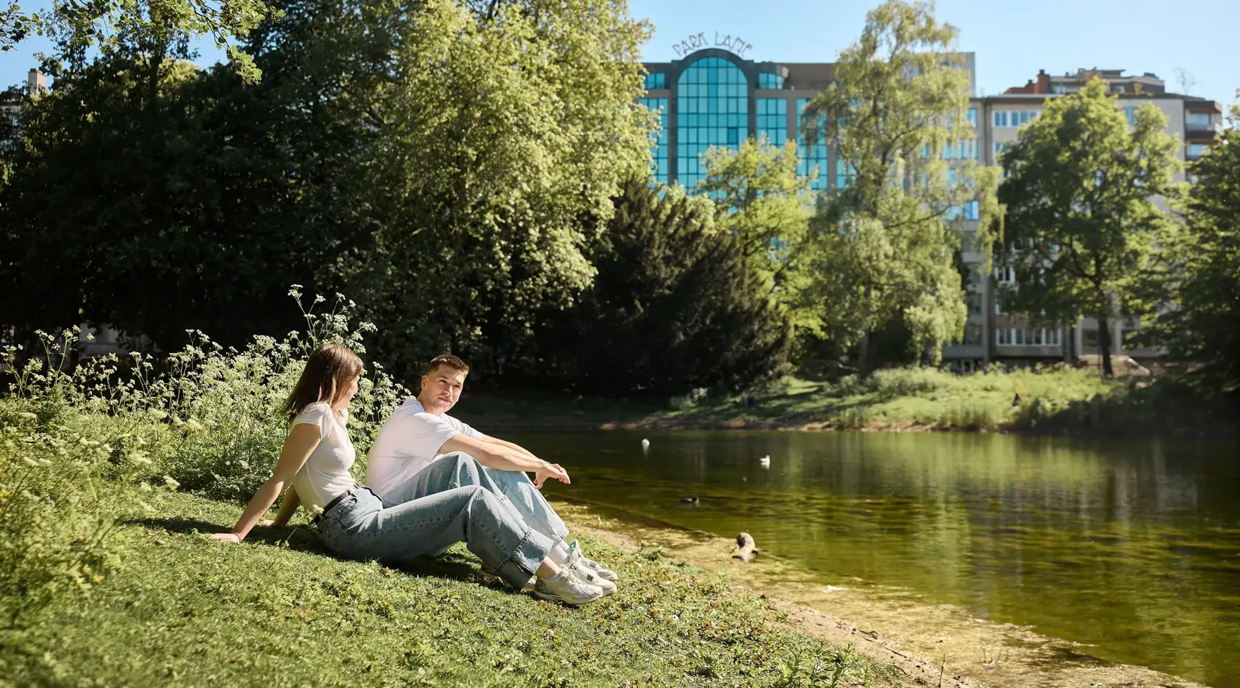 Zwei Menschen im Park vor dem Hotel Park Lane in Antwerpen.