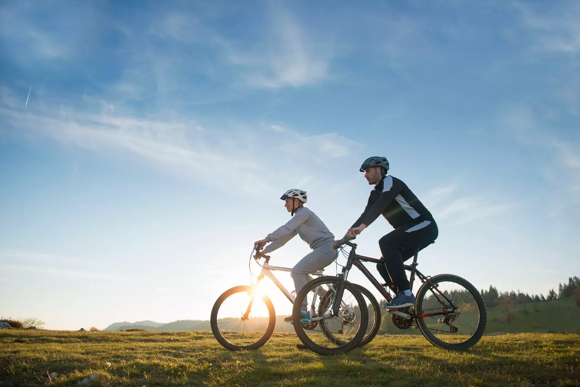 Koppel fietst door natuur