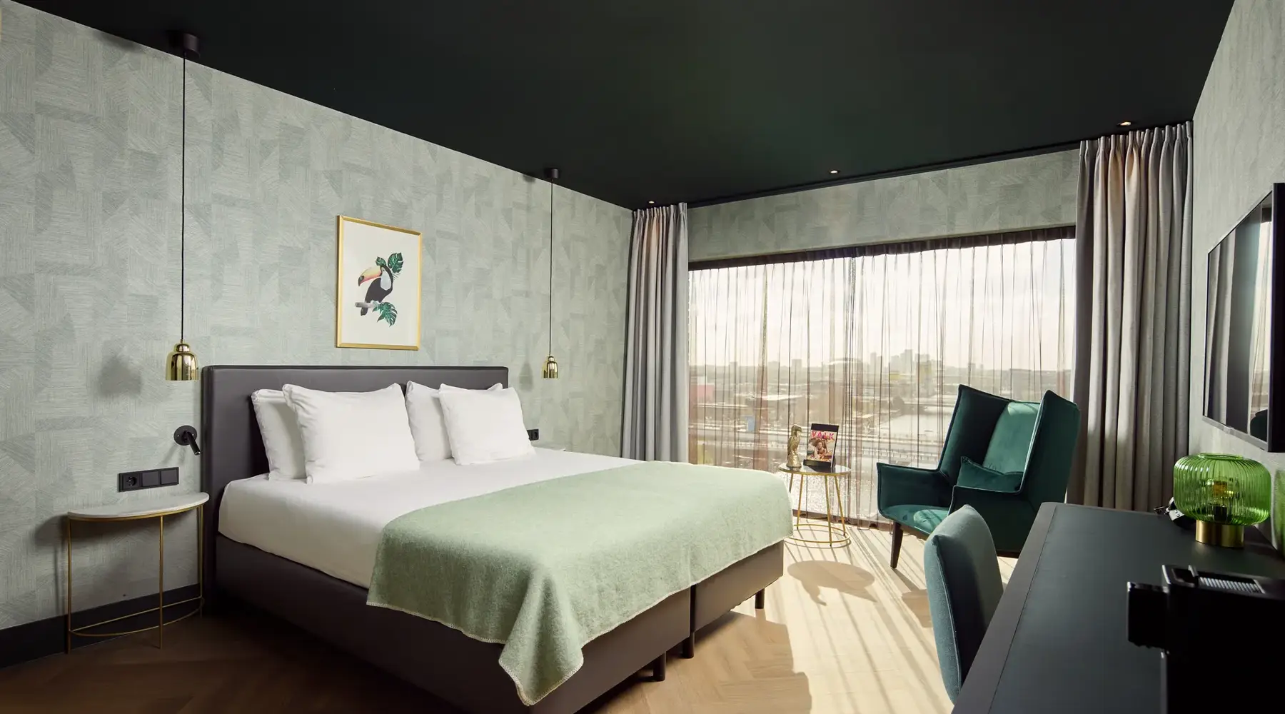 Chambre Comfort au design moderne, avec coin salon et vue panoramique sur Amsterdam