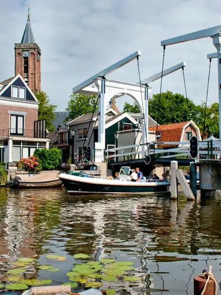 Boot vaart onder brug in Breukelen door