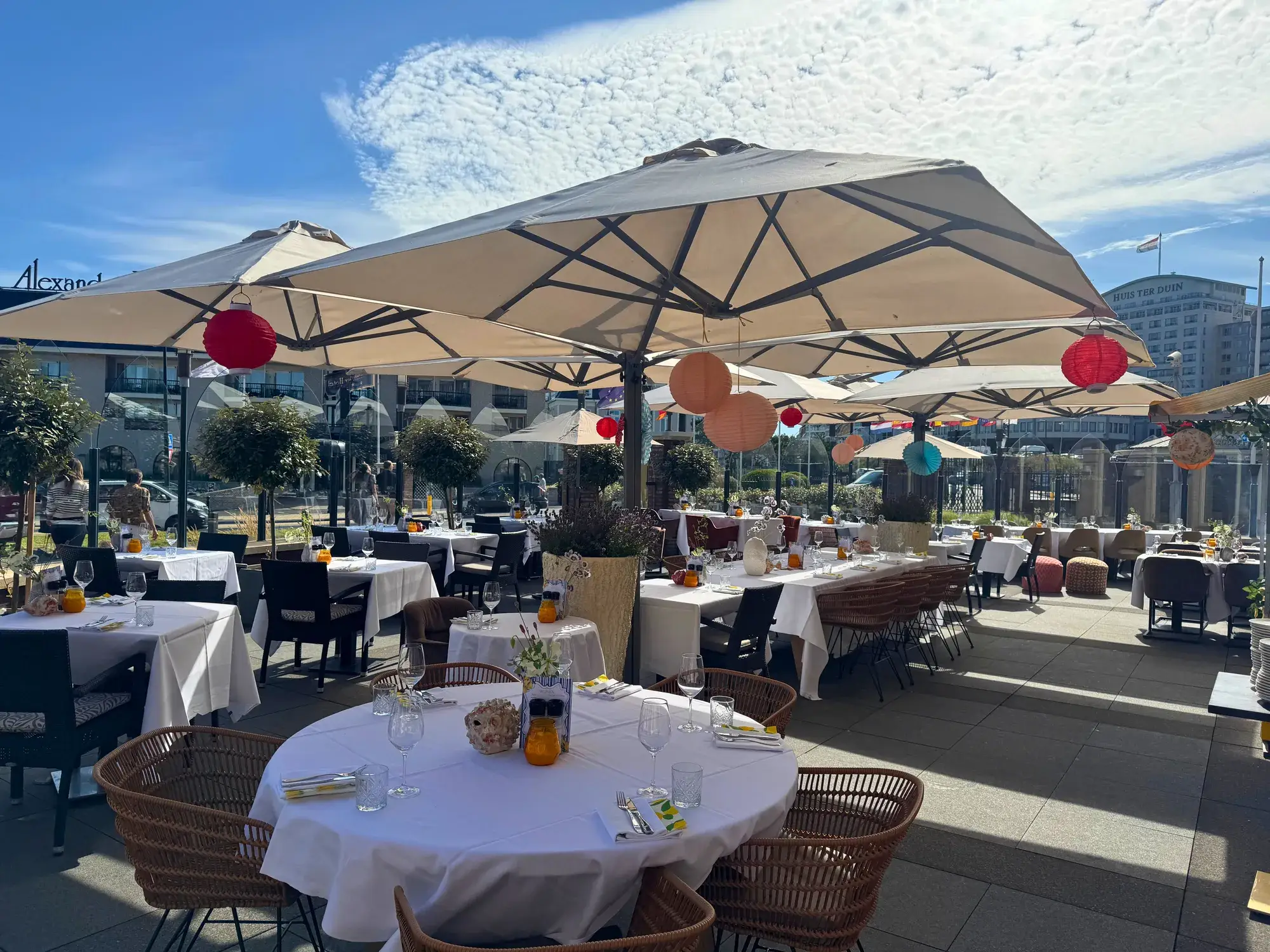 Die Terrasse des Restaurants Vloed ist für einen mediterranen Abend hergerichtet und dekoriert.