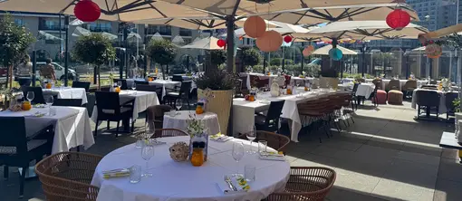 Die Terrasse des Restaurants Vloed ist für einen mediterranen Abend hergerichtet und dekoriert.
